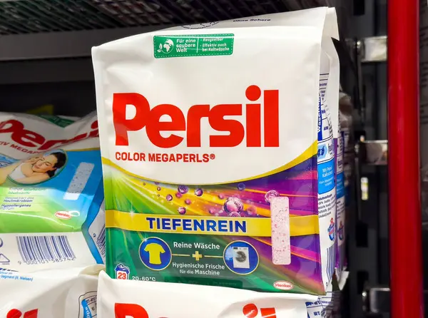 Persil renk megaperlar mağaza rafında çamaşır deterjanı paketi.