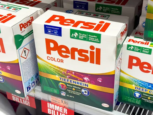 Fiyat detaylarıyla dolu persil renk deterjan kutuları depolama rafında.