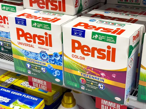 Çamaşır ürünleri mağaza rafında peril deterjan kutularıyla görüntülenir.