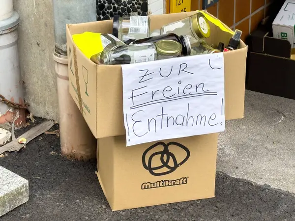 Bedava cam kavanoz kutusu koleksiyon ve geri dönüşüm için dışarıda.