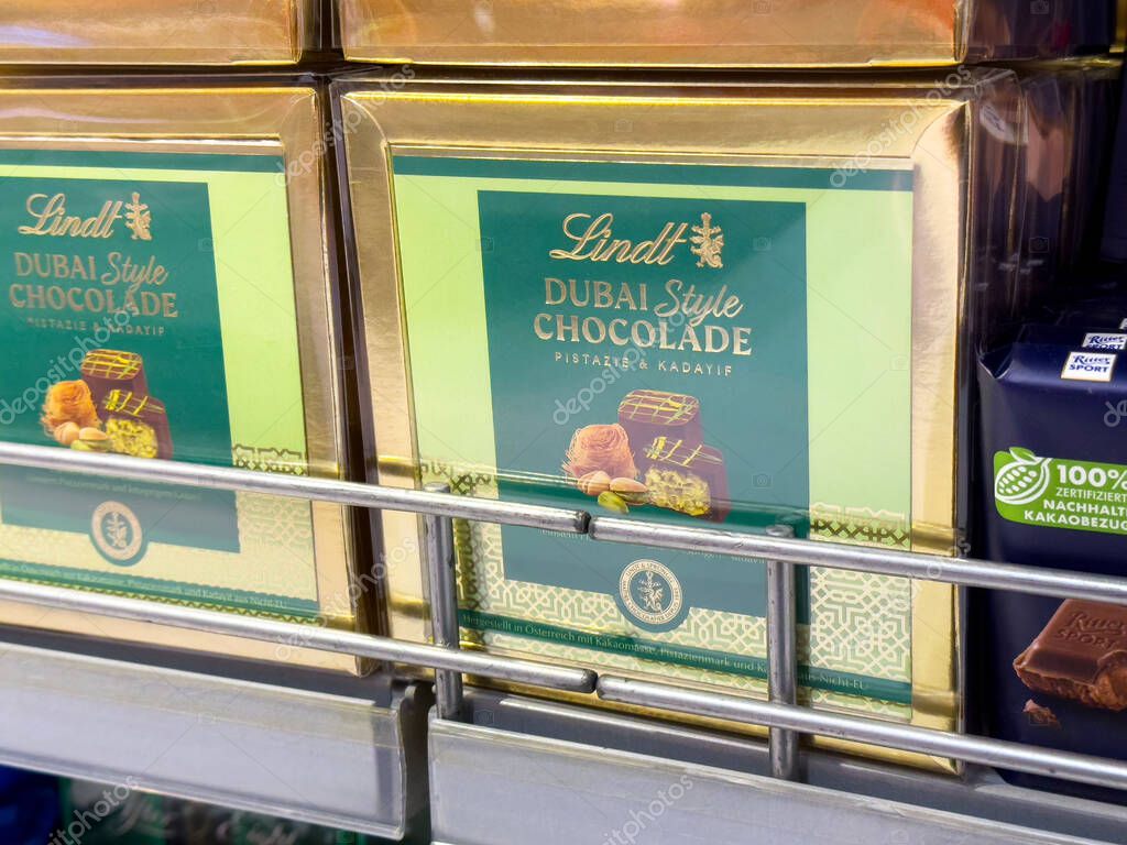 Dubai style chocolate with pistachio and kadaif in luxurious packaging.