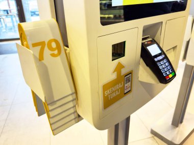 Fast food restoranında bilet dağıtıcısı ve kart ödeme terminali olan self-servis büfesi..