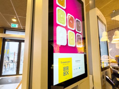 QR kodlu etkileşimli fast food sipariş ekranı.