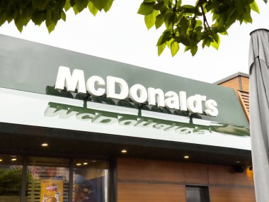 McDonald 'ın dış çekimleri. Marka işareti ve yeşil tente ile..