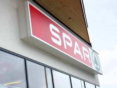 Kentsel ortamdaki modern binalarda spor süpermarketlerinin dış tabelaları.