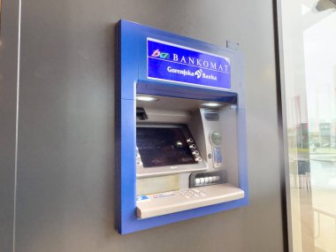 Gorenjska Bankası için mavi bankomat bankası..