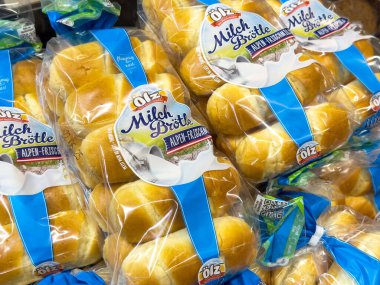 Taze paketlenmiş Avusturyalı süt brioche ekmeği mavi etiketli.