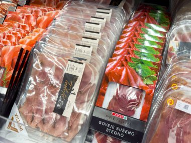 Markette çeşitli paketlenmiş et, jambon ve kurutulmuş sığır eti satılıyor..