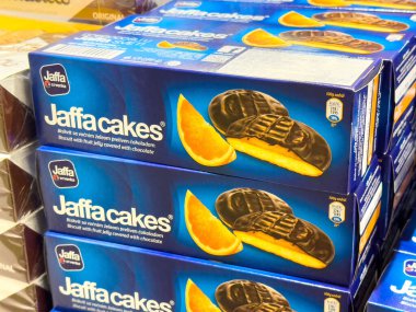 Çikolatalı bisküvi ve portakal dilimli jaffa kekleri..