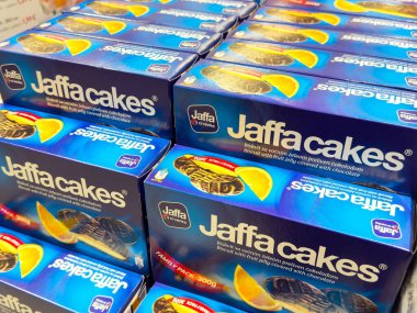 Mağaza koridorunda Jaffa kekleri ambalaj görüntüsü: turuncu ve çikolatalı bisküvi kutusu düzenleme.