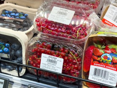 Markette plastik ambalajda taze böğürtlen sergileniyor..