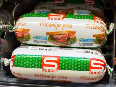 Markette yeşil ve kırmızı markalı dilimlenmiş tavuk göğsü..