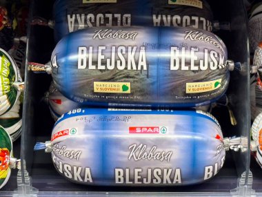 Sloven mağazasında Blejska klobasa sosis paketi.