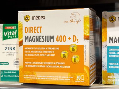 Mağaza rafında doğrudan magnezyum 400 + d3 katkı kutusu.