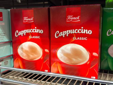 Kırmızı ambalaj ve logo içeren klasik kapuçino kutuları.