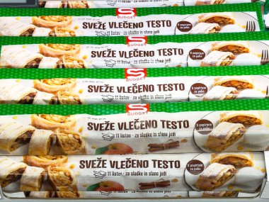 Slovakça talimatlarla birlikte paketlenmiş taze hamur ruloları.