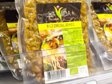 Süpermarket raflarında organik vegan granola paketleri.