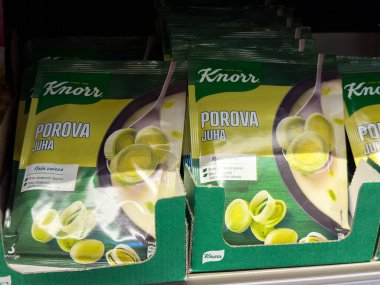 Knorr porova juha pırasa çorba paketleri rafta.
