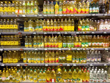 Süpermarket koridorlarında pişirme yağlarının çeşitliliği.