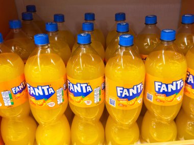 Rafta portakallı gazoz şişeleri sergileniyor..