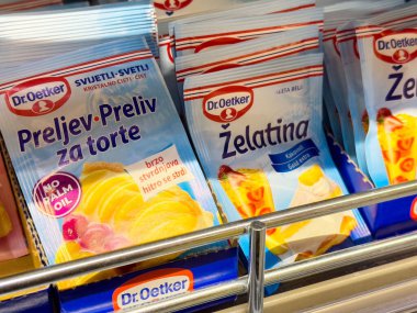 Çeşitli Dr. Oetker tatlı karışımları marketteki raflarda sergileniyor..