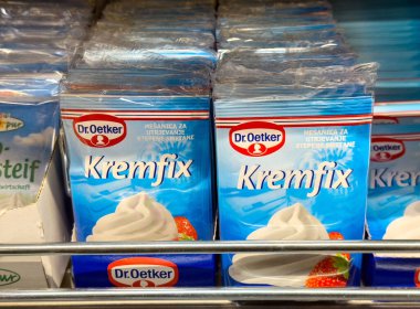 Kremfix krem şanti dengeleyici ambalajı mağaza rafında.