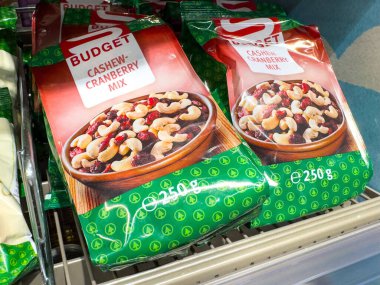 Bütçe kaju böğürtlen karışımı paketleme rafı ekranında.