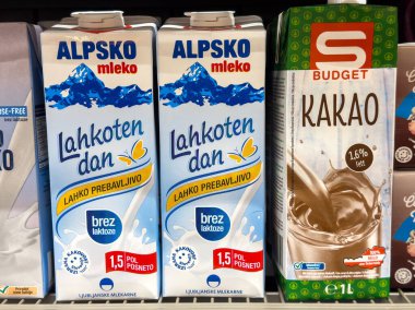 Laktozsuz süt ve çikolatalı içecek kutuları marketteki raflarda sergileniyor..