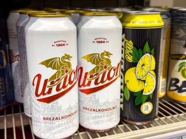 Marketteki çeşitli içecekler arasında bira ve turunçgiller de yer alıyor..