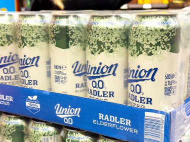 Union 0.0 radler yaşlı çiçek kutuları mağazada sergileniyor.