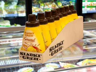 Süpermarket koridorunda sergilenen karamelli tatlı malzemeleri..