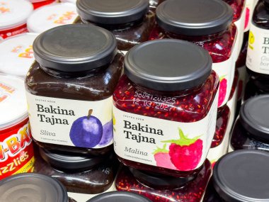 Bakina tajna kavanozları erik ve ahududu reçeli sergileniyor.