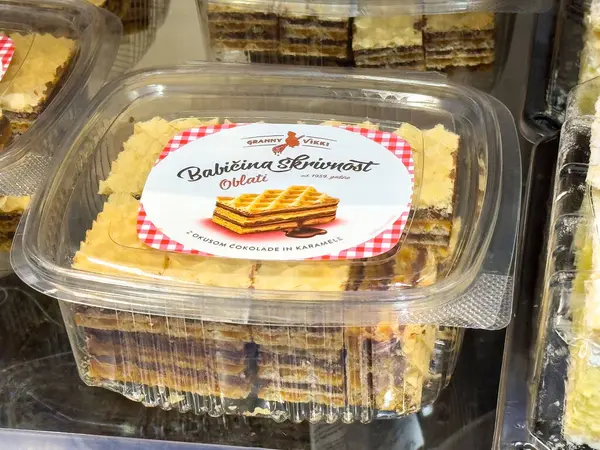 Satışa sunulan çikolata ve karamelli gofret dilimleri.