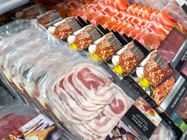 Pastırma ve salam da dahil olmak üzere çeşitli paketlenmiş etler..