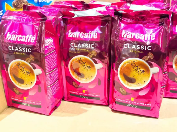 Barcaffe klasik orijinal kahve poşetleri raflarda sergileniyor..
