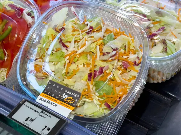 Markette sergilenen plastik kabın içinde taze salata karışımı..