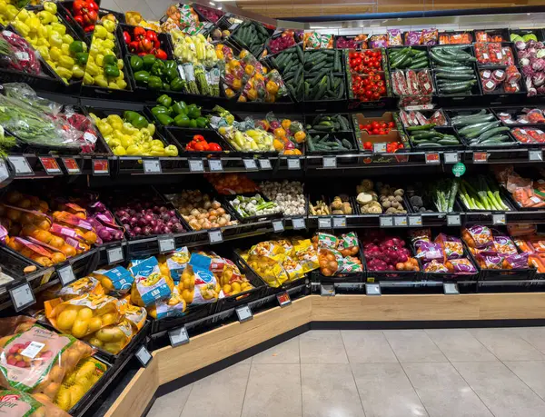 Canlı süpermarketler taze meyve ve sebzelerle dolu..