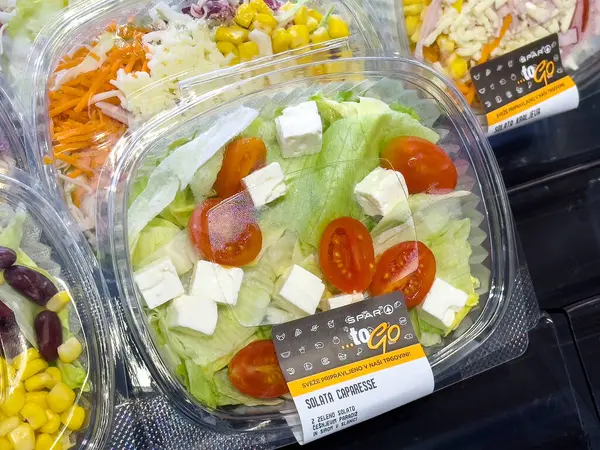 Çeri domatesli taze caprese salatası ve paket peynirli peynir..