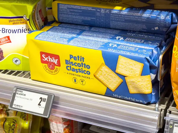 Süpermarket rafında glütensiz bisküviler.