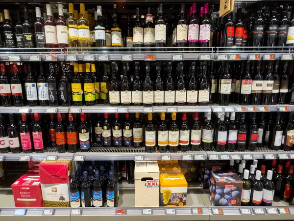 Perakende alışveriş için raflarda çeşitli şarap şişeleri sergileniyor.