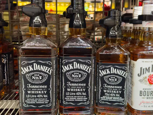 Jack Daniel 'ın tennessee viski şişeleri rafta sergileniyor..