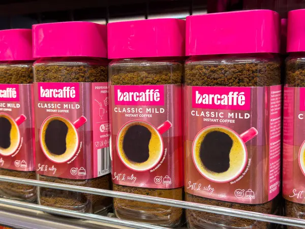 Barcaffe klasik hazır kahve kavanozları mağazanın rafında pembe paketlerde..