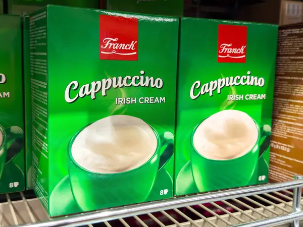 Marketteki rafta yeşil ambalajlı İrlanda kremalı kapuçino kutuları var..