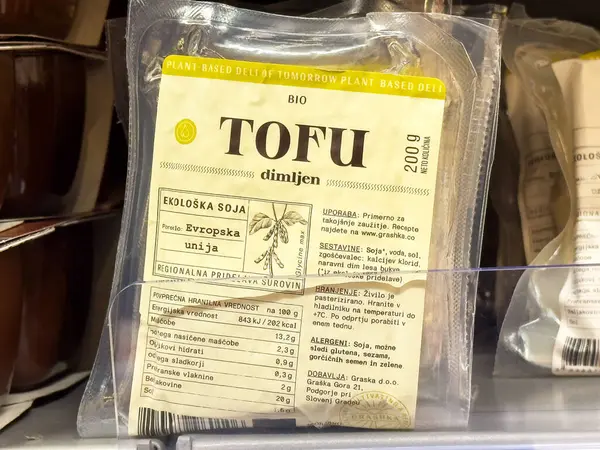 Organik tütsülenmiş tofu ambalajı besin bilgileri ve malzemeleri depoda.