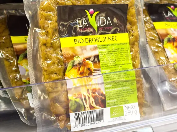 Süpermarket raflarında organik vegan granola paketleri.