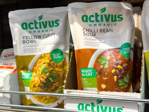 Markette organik hazır çorba ve yemekler sergileniyor.