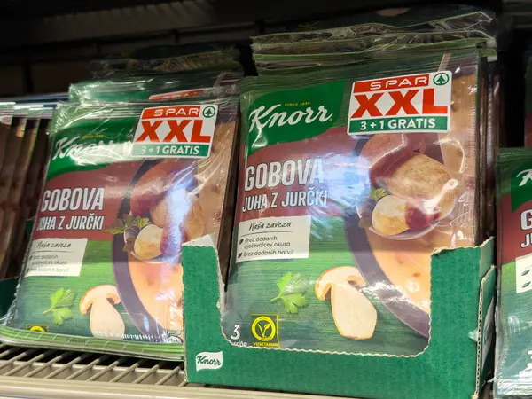 Knorr gobova çorba karışımı paketleme mağaza rafında xxl boyutu 3 + 1 teklif.