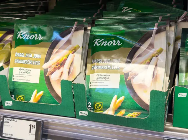 Süpermarket rafında Knorr kuşkonmaz çorbası paketleme.