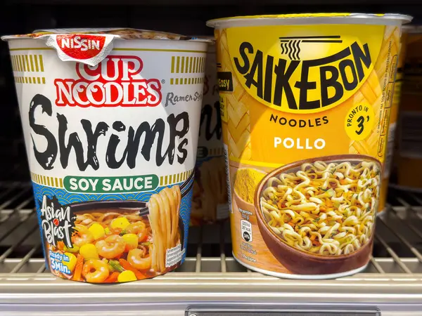 Makarna, karides soya sosu ve saikebon pollo rafı..