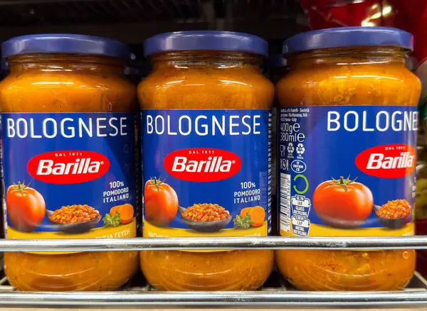 Barilla bolonez sosu kavanozları domates ve malzeme sergileniyor..